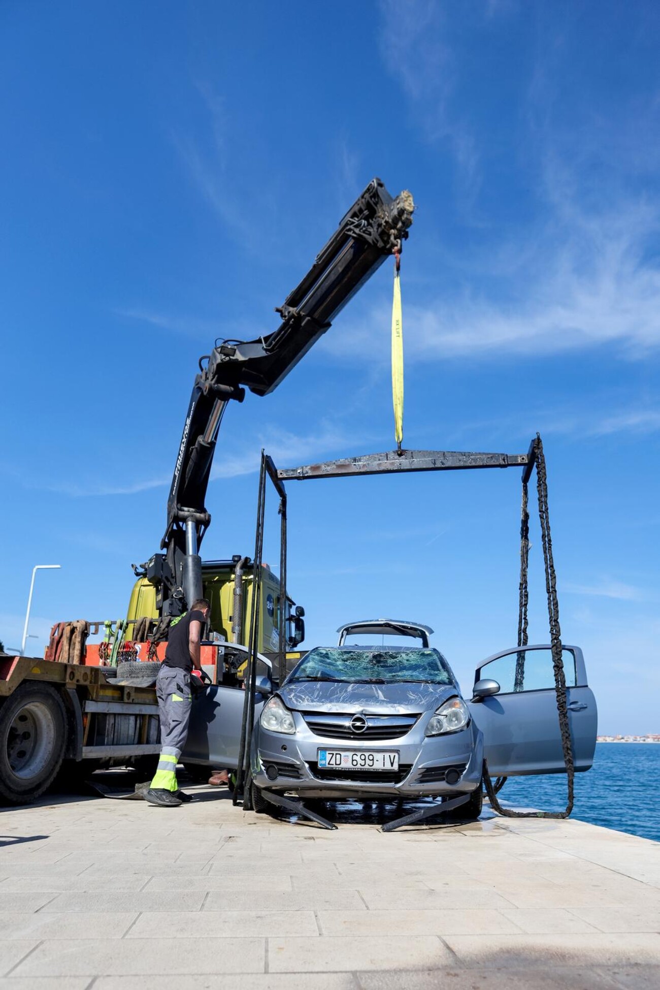 Zadar: Izvučen automobili koji je s obližnjeg parkinga ‘skliznuo’ u more