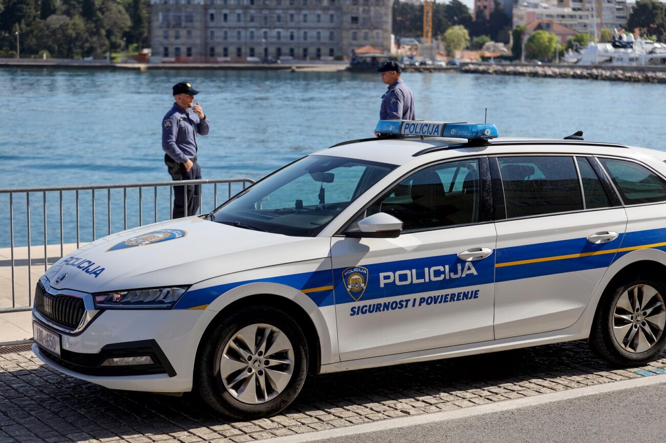Zadar: Izvučen automobili koji je s obližnjeg parkinga ‘skliznuo’ u more