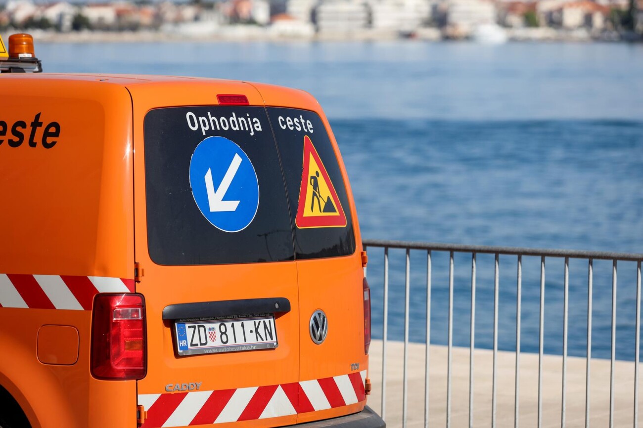 Zadar: Izvučen automobili koji je s obližnjeg parkinga ‘skliznuo’ u more