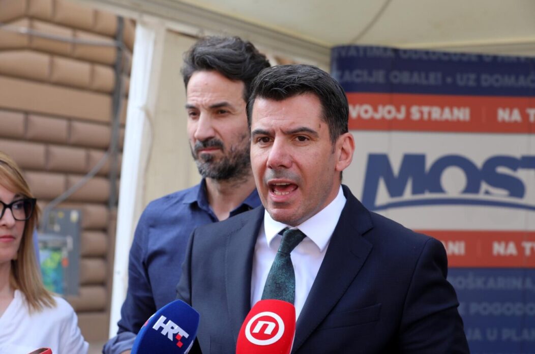 Rijeka: ?lanovi Mosta na Korzu Rijeka: ?lanovi Mosta na Korzu