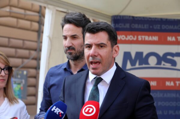 Rijeka: ?lanovi Mosta na Korzu Rijeka: ?lanovi Mosta na Korzu