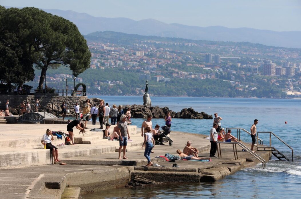 Opatija: Kupa?i i turisti na plai Slatina Opatija: Kupa?i i turisti na plai Slatina