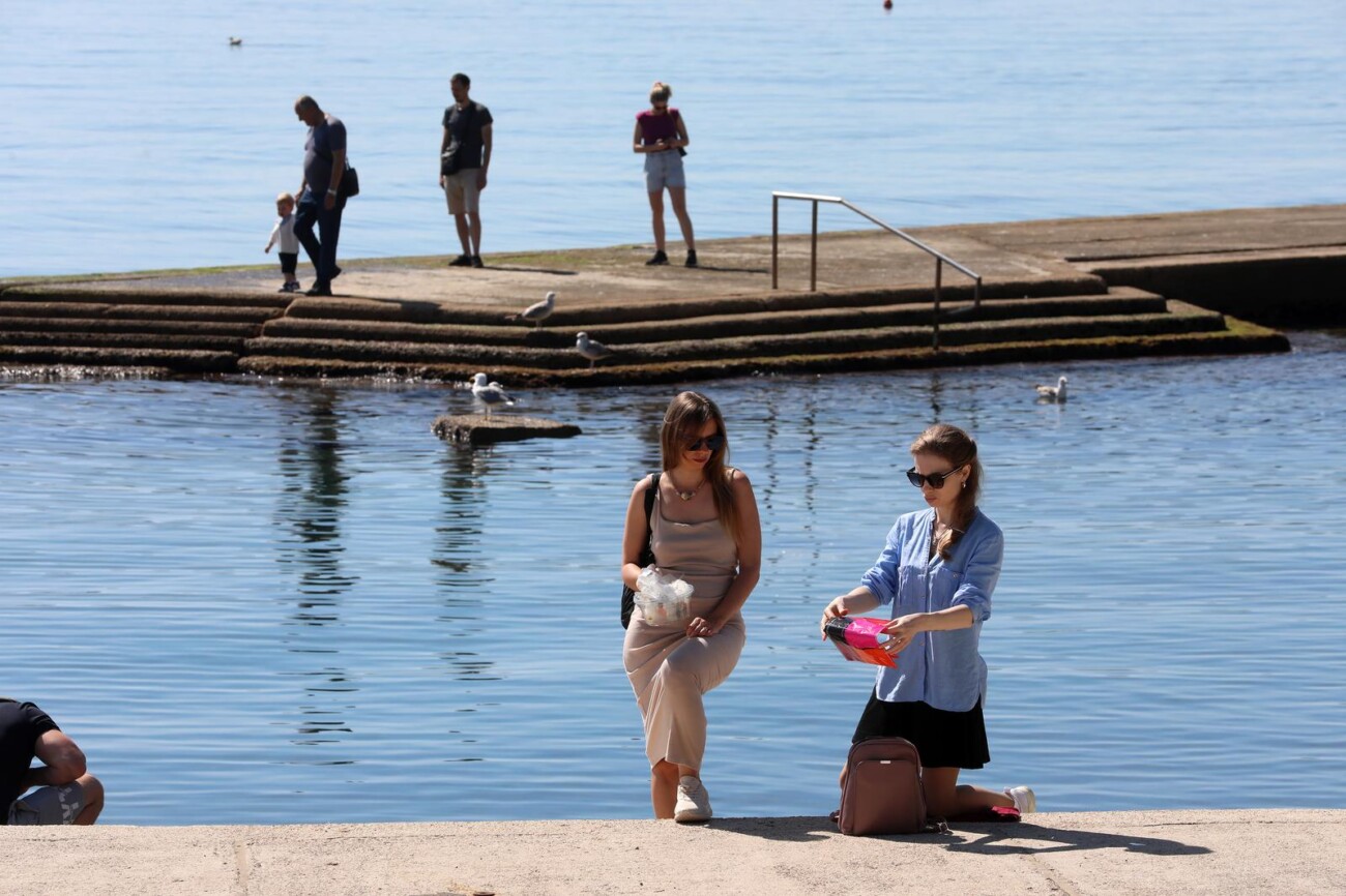 Opatija: Kupači i turisti na plaži Slatina