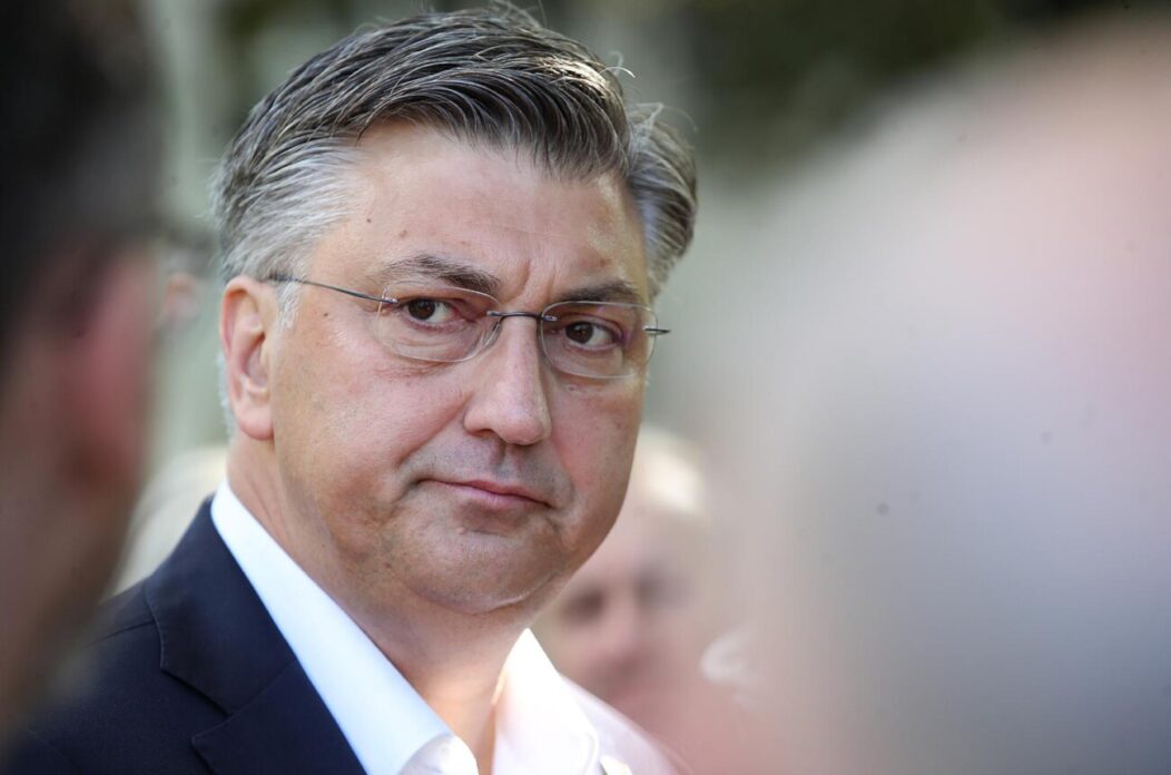 Zagreb: Andrej Plenković obratio se medijima nakon glasovanja na biralištu Zagreb: Andrej Plenković obratio se medijima nakon glasovanja na biralištu