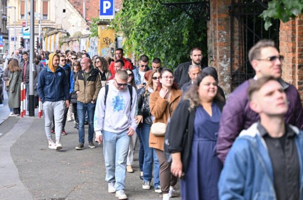 Na biralištu u Varšavskoj ulici u Zagrebu se stvorila velika gužva