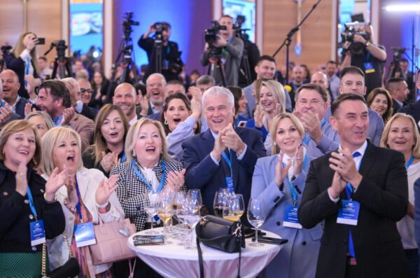 Zagreb: Slavlje u stožeru HDZ nakon prvih nepotpunih rezultata