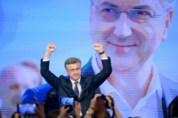 Zagreb: Andrej Plenković obratio se okupljenima u stožeru HDZ-a