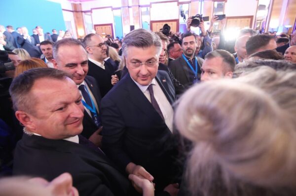 Zagreb: Andrej Plenković obratio se okupljenima u stožeru HDZ-a