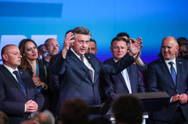 Zagreb: Andrej Plenković obratio se okupljenima u stožeru HDZ-a