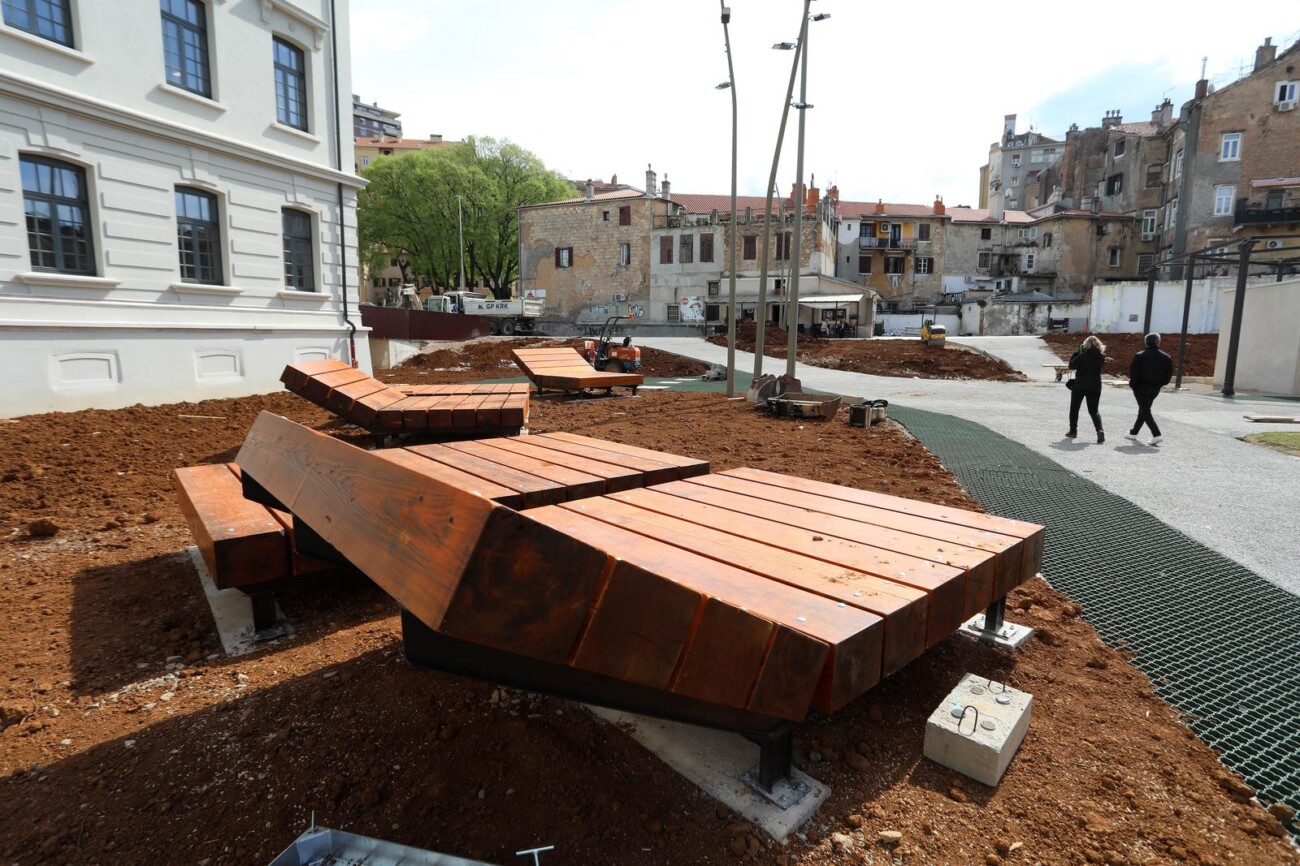Rijeka: Velike drvene ležaljke postavljene su u Art kvartu
