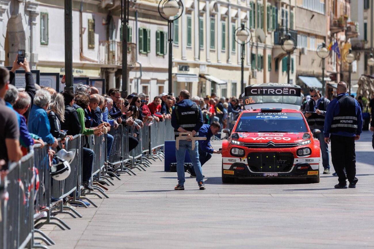 Rijeka: WRC automobili na Korzu izmedu 2 brzinca koja se voze na Platku Rijeka: WRC automobili na Korzu izmedu 2 brzinca koja se voze na Platku