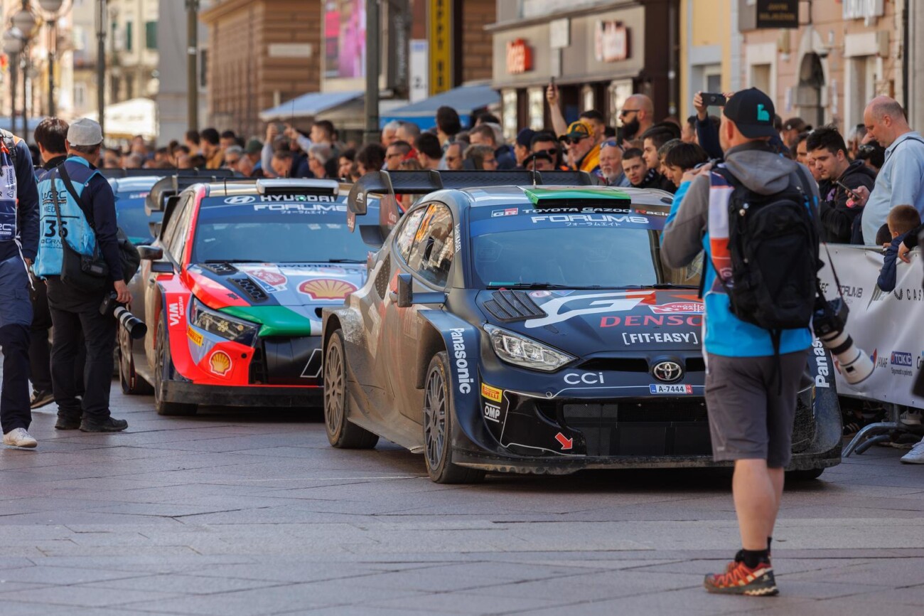 Rijeka: WRC automobili na Korzu izmedu 2 brzinca koja se voze na Platku Rijeka: WRC automobili na Korzu izmedu 2 brzinca koja se voze na Platku
