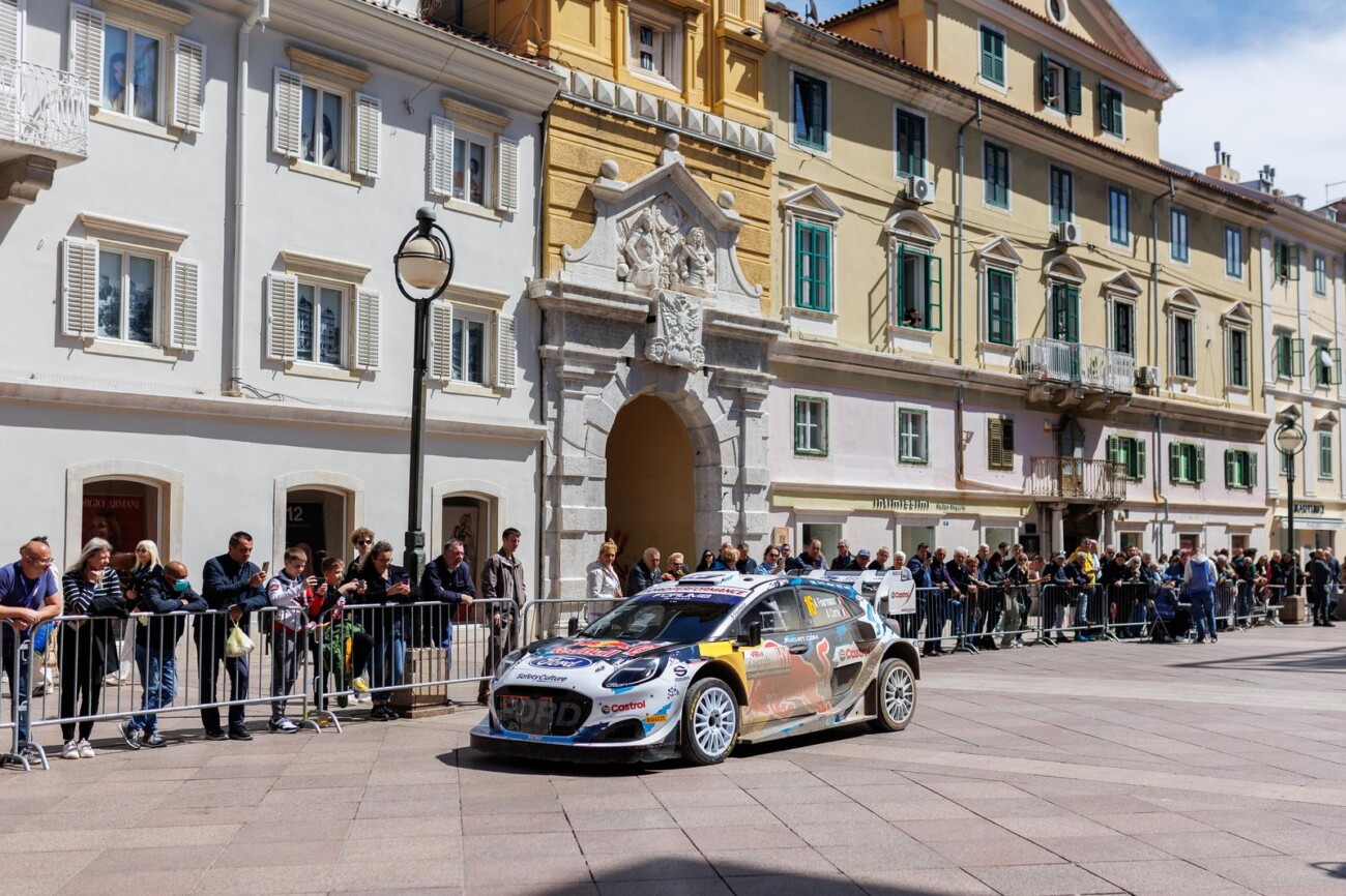 Rijeka: WRC automobili na Korzu izmedu 2 brzinca koja se voze na Platku Rijeka: WRC automobili na Korzu izmedu 2 brzinca koja se voze na Platku