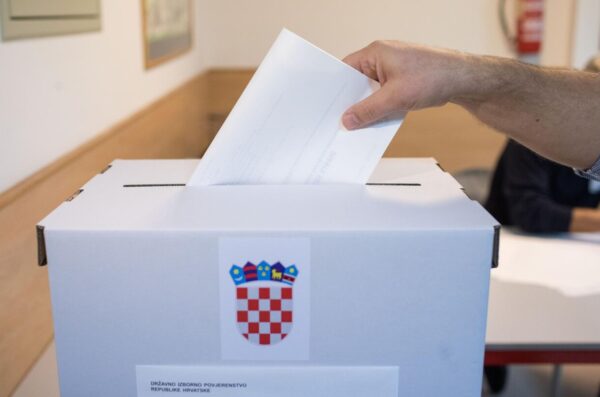 U 7 sati otvorena su biračka mjesta za izbor predsjednika Republike Hrvatske