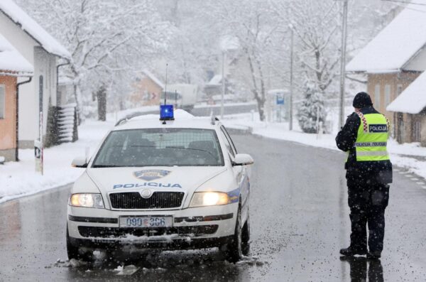 Gorski kotar pod snijegom, ceste su prazne, a policija provjerava propusnice