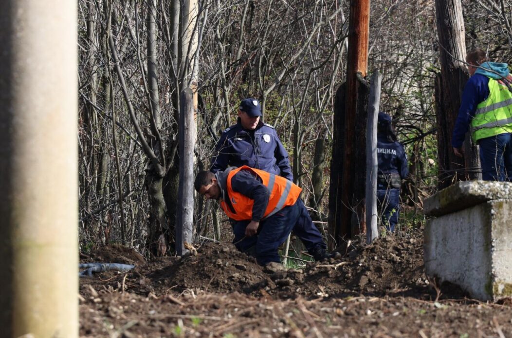 Srbija: Tre?i dan potrage za nestalom djevoj?icom Dankom, policija kopa teren, stigao i bager Srbija: Tre?i dan potrage za nestalom djevoj?icom Dankom, policija kopa teren, stigao i bager