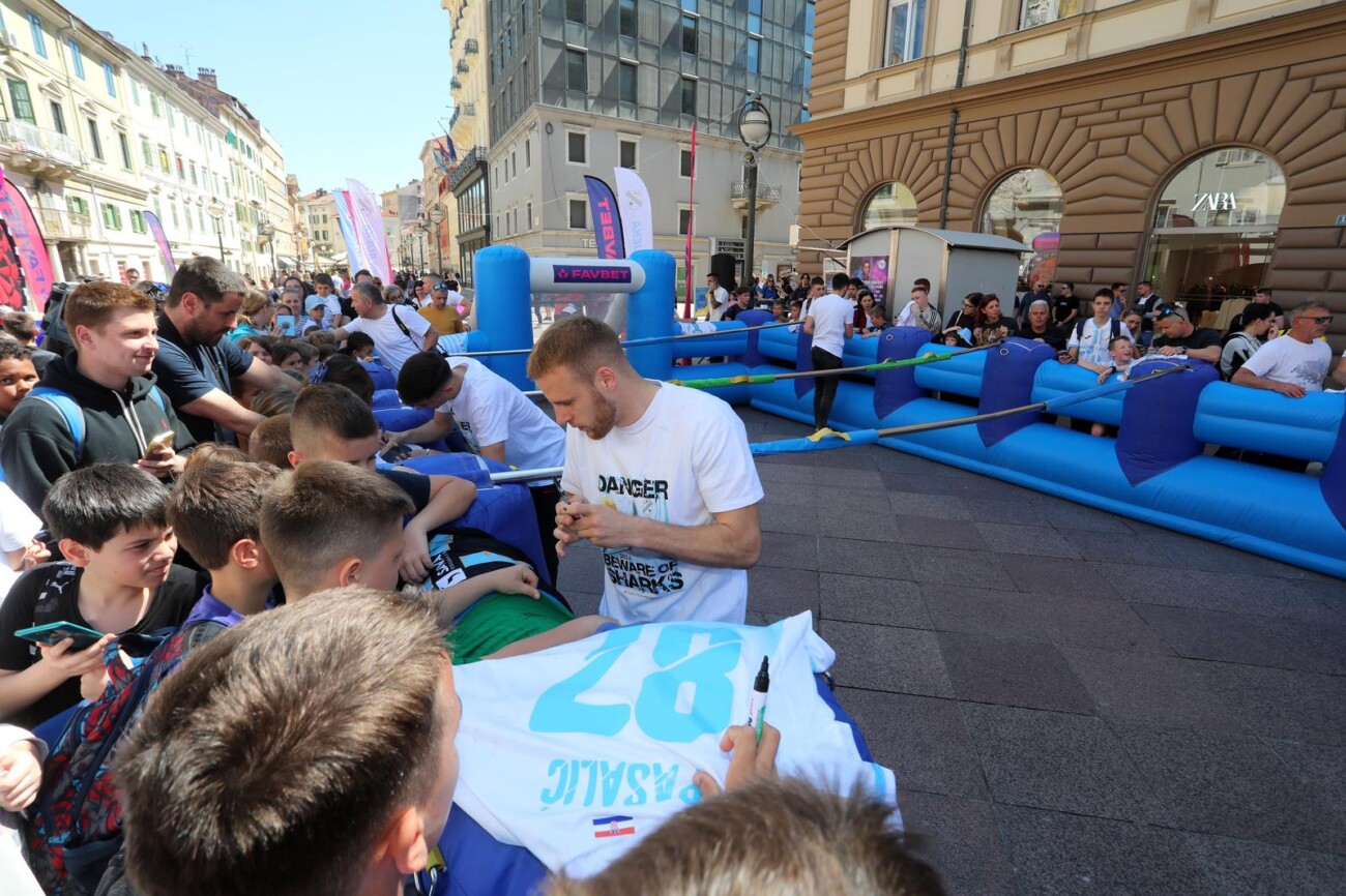 Rijeka: Nogometai Rijeke drue se s navija?ima na Korzu Rijeka: Nogometai Rijeke drue se s navija?ima na Korzu