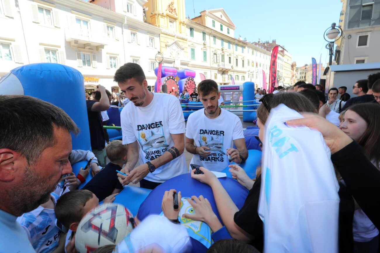 Rijeka: Nogometai Rijeke drue se s navija?ima na Korzu Rijeka: Nogometai Rijeke drue se s navija?ima na Korzu