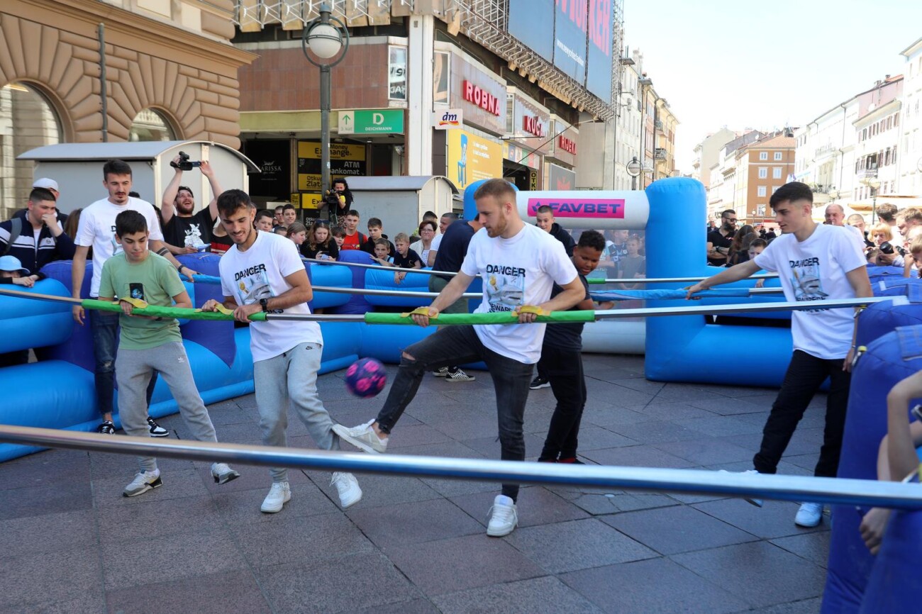 Rijeka: Nogometai Rijeke drue se s navija?ima na Korzu Rijeka: Nogometai Rijeke drue se s navija?ima na Korzu