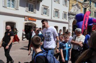 Rijeka: Nogometai Rijeke drue se s navija?ima na Korzu Rijeka: Nogometai Rijeke drue se s navija?ima na Korzu