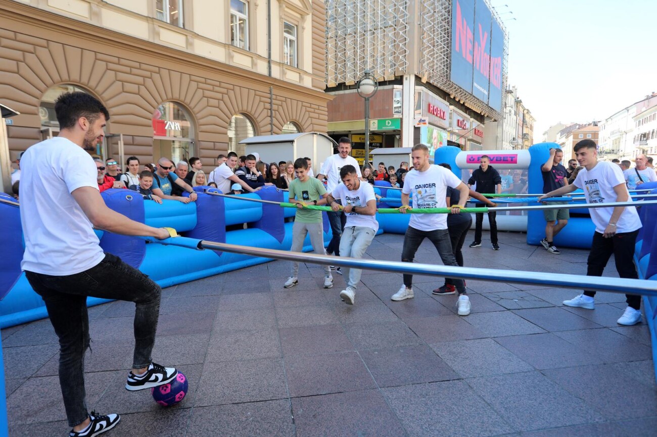 Rijeka: Nogometai Rijeke drue se s navija?ima na Korzu Rijeka: Nogometai Rijeke drue se s navija?ima na Korzu