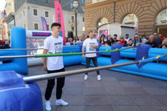 Rijeka: Nogometaši Rijeke druže se s navijačima na Korzu Rijeka: Nogometaši Rijeke druže se s navijačima na Korzu