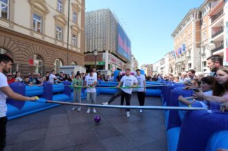 Rijeka: Nogometaši Rijeke druže se s navijačima na Korzu Rijeka: Nogometaši Rijeke druže se s navijačima na Korzu