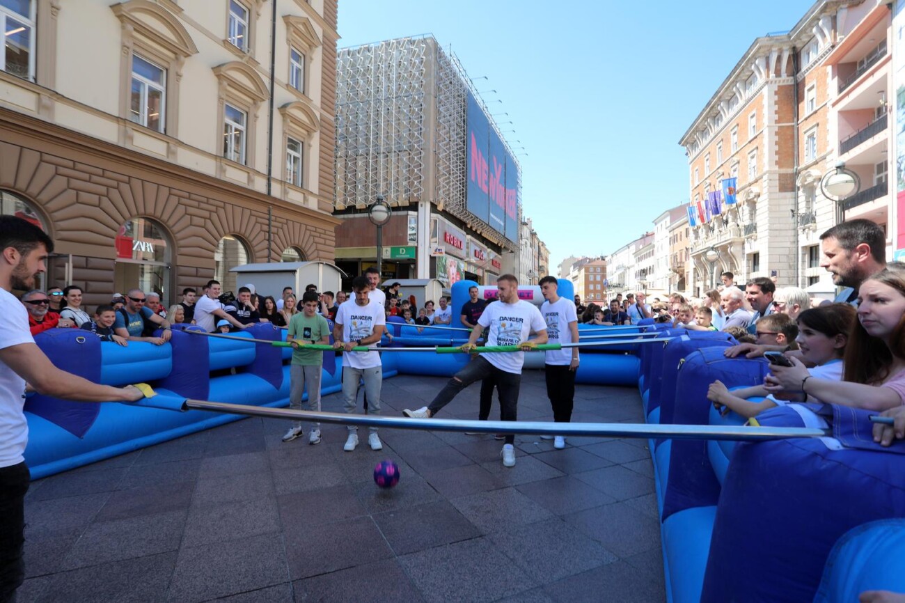 Rijeka: Nogometaši Rijeke druže se s navijačima na Korzu Rijeka: Nogometaši Rijeke druže se s navijačima na Korzu