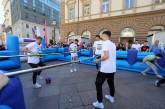 Rijeka: Nogometaši Rijeke druže se s navijačima na Korzu Rijeka: Nogometaši Rijeke druže se s navijačima na Korzu