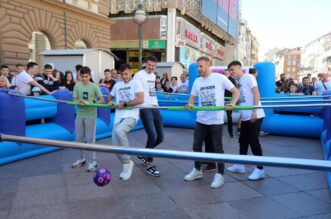 Rijeka: Nogometai Rijeke drue se s navija?ima na Korzu Rijeka: Nogometai Rijeke drue se s navija?ima na Korzu