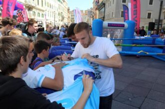 Rijeka: Nogometai Rijeke drue se s navija?ima na Korzu Rijeka: Nogometai Rijeke drue se s navija?ima na Korzu