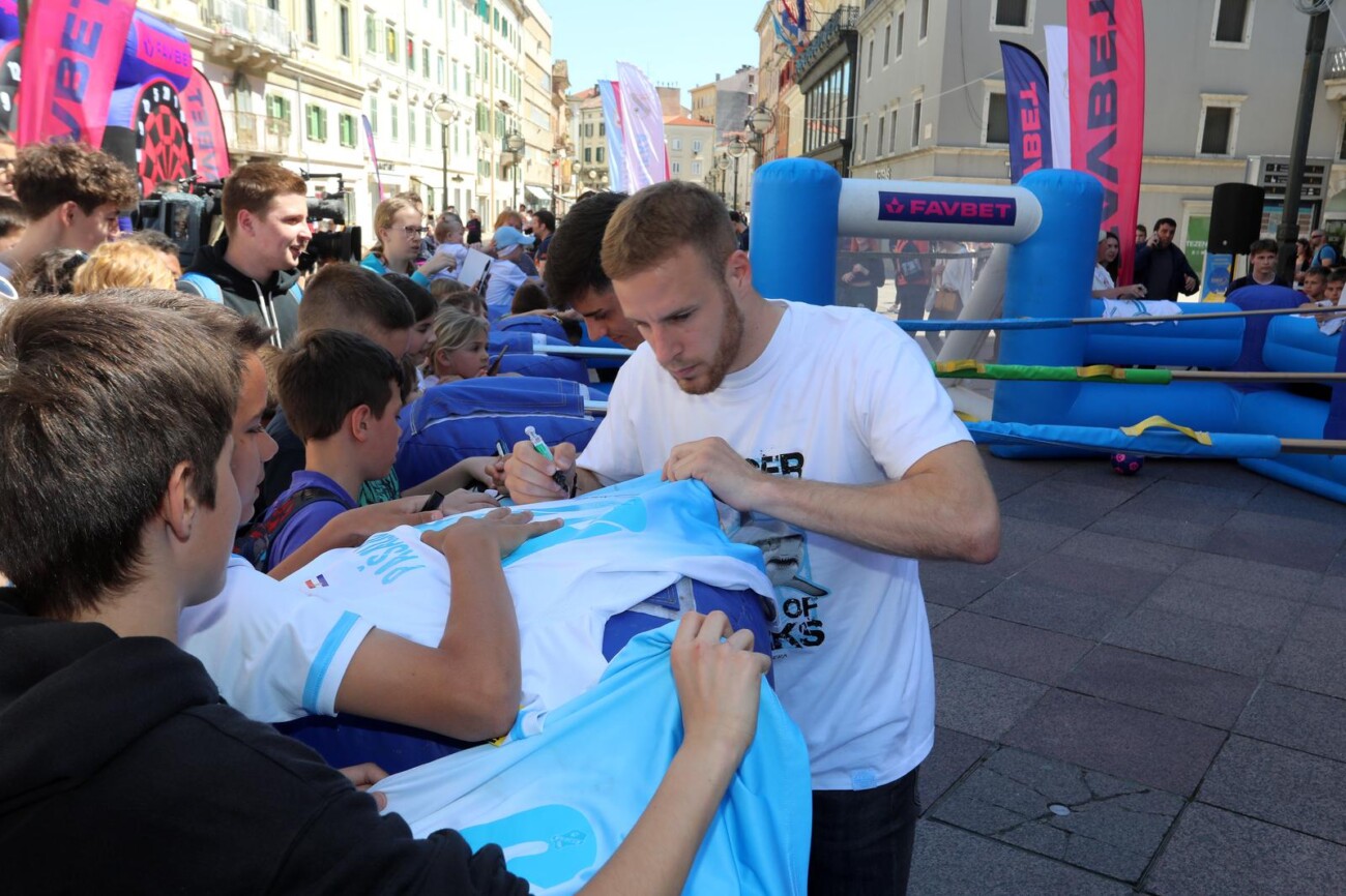 Rijeka: Nogometai Rijeke drue se s navija?ima na Korzu Rijeka: Nogometai Rijeke drue se s navija?ima na Korzu