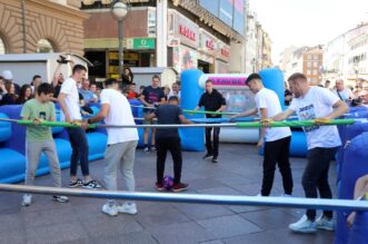 Rijeka: Nogometaši Rijeke druže se s navijačima na Korzu Rijeka: Nogometaši Rijeke druže se s navijačima na Korzu