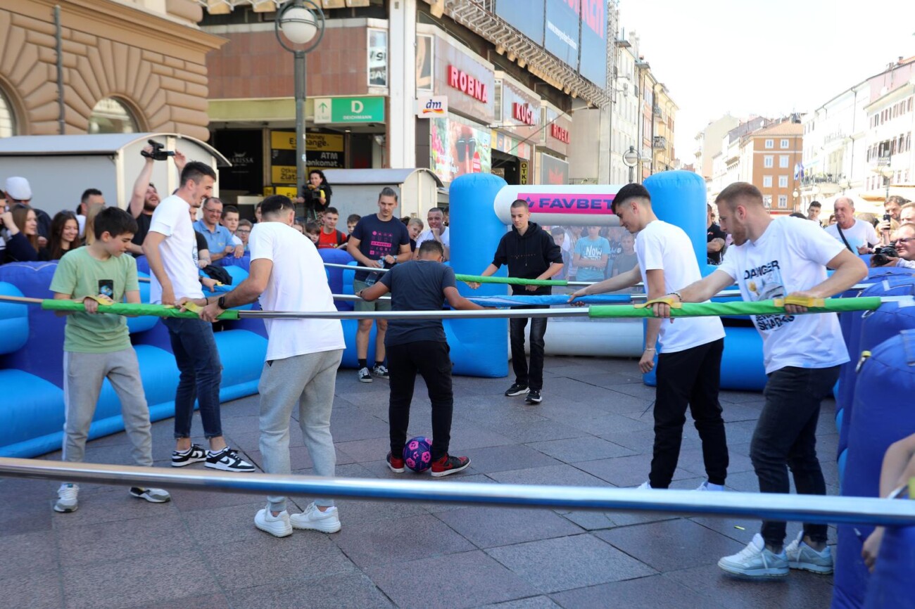 Rijeka: Nogometaši Rijeke druže se s navijačima na Korzu Rijeka: Nogometaši Rijeke druže se s navijačima na Korzu
