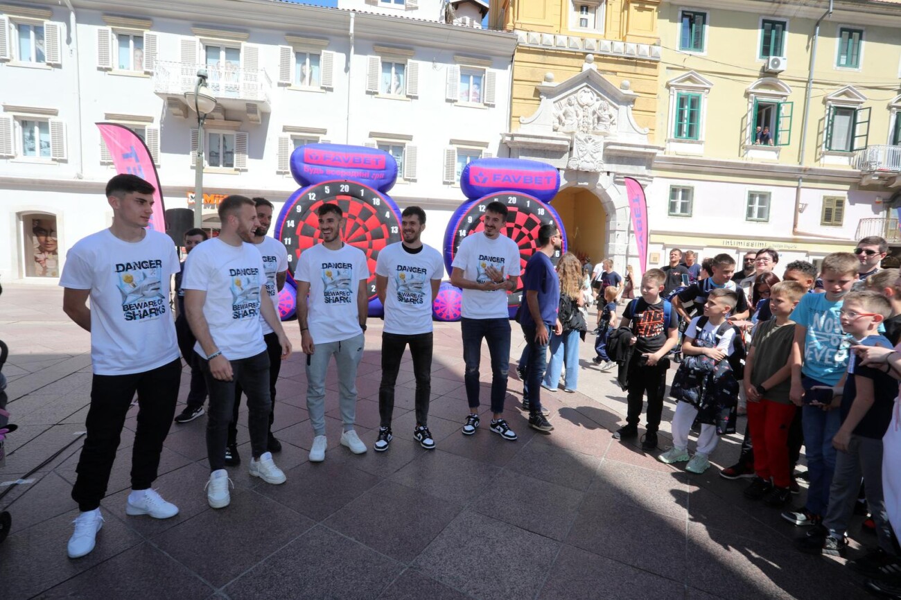 Rijeka: Nogometaši Rijeke druže se s navijačima na Korzu Rijeka: Nogometaši Rijeke druže se s navijačima na Korzu