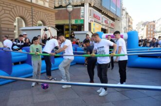 Rijeka: Nogometai Rijeke drue se s navija?ima na Korzu Rijeka: Nogometai Rijeke drue se s navija?ima na Korzu