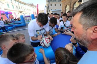 Rijeka: Nogometai Rijeke drue se s navija?ima na Korzu Rijeka: Nogometai Rijeke drue se s navija?ima na Korzu
