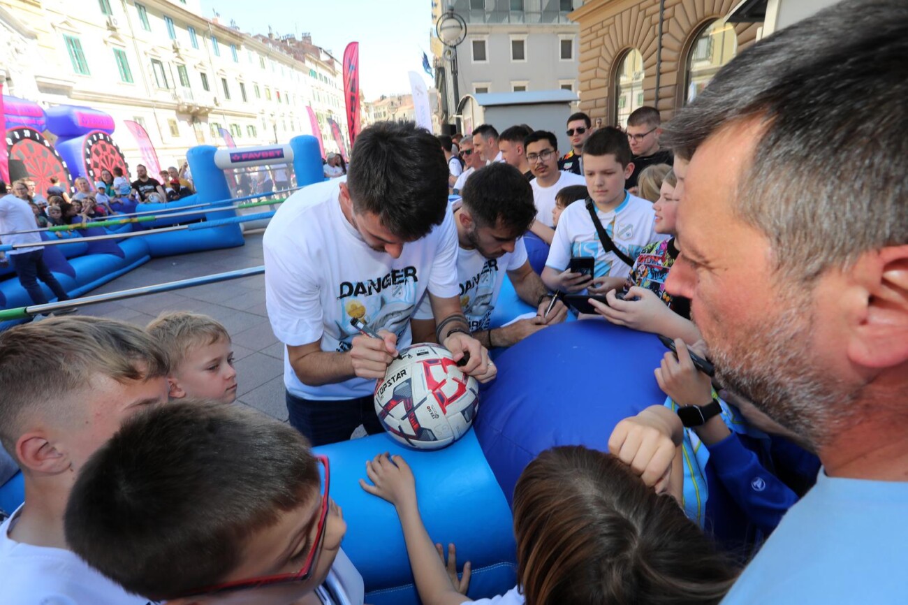 Rijeka: Nogometai Rijeke drue se s navija?ima na Korzu Rijeka: Nogometai Rijeke drue se s navija?ima na Korzu