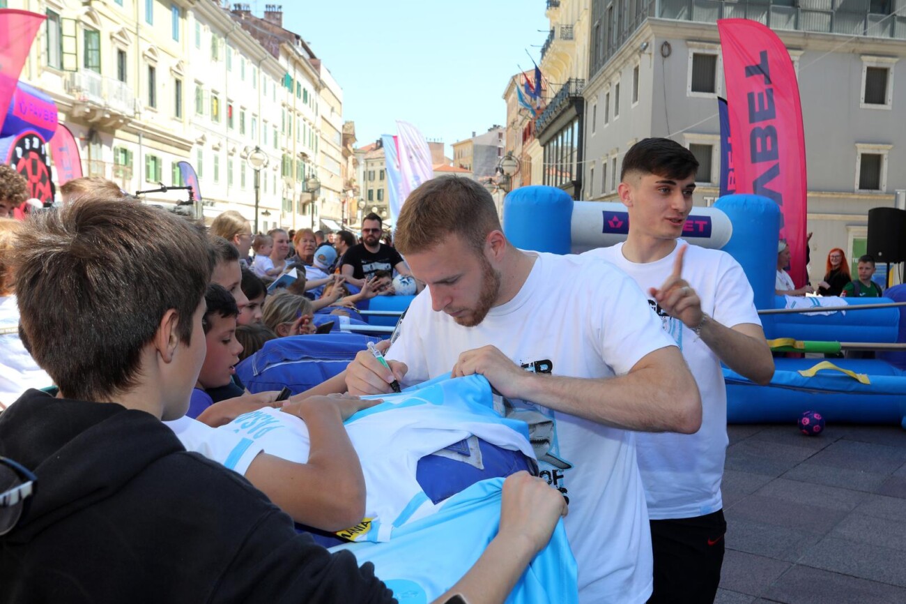 Rijeka: Nogometai Rijeke drue se s navija?ima na Korzu Rijeka: Nogometai Rijeke drue se s navija?ima na Korzu