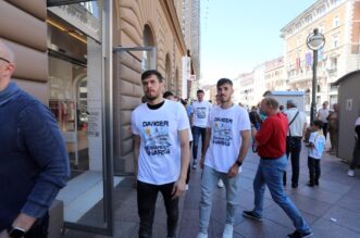 Rijeka: Nogometaši Rijeke druže se s navijačima na Korzu Rijeka: Nogometaši Rijeke druže se s navijačima na Korzu