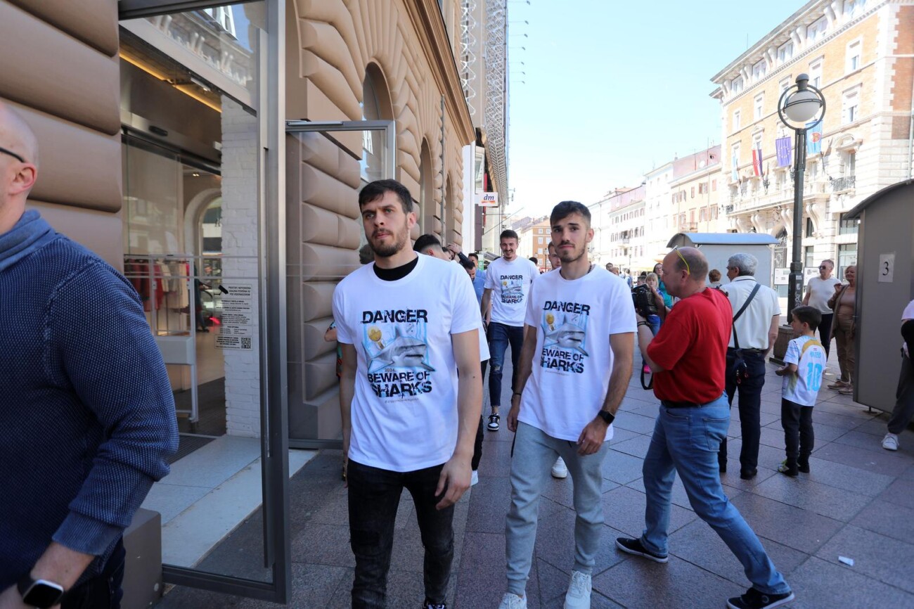 Rijeka: Nogometaši Rijeke druže se s navijačima na Korzu Rijeka: Nogometaši Rijeke druže se s navijačima na Korzu