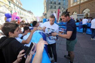 Rijeka: Nogometaši Rijeke druže se s navijačima na Korzu Rijeka: Nogometaši Rijeke druže se s navijačima na Korzu