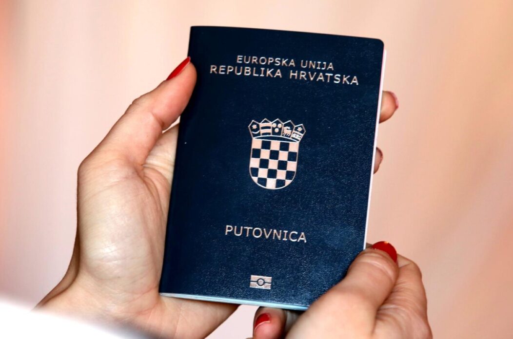 Od 01. sije?nja 2018. zahtjev za izradu nove putovnice mo?i ?e se predati elektroni?kim putem Od 01. sije?nja 2018. zahtjev za izradu nove putovnice mo?i ?e se predati elektroni?kim putem