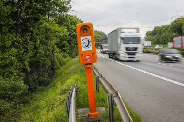 Njemačka: Stup/telefon za SOS pozive na autocesti