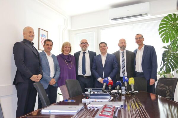 Potpisivanje-ugovora-za-izvodenje-radova-na-raskrizju-Skurinje-7