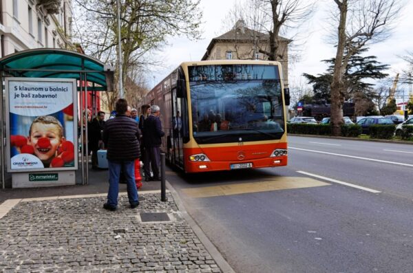autotrolej autobus robi 11