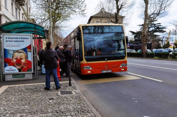autotrolej autobus robi 1122