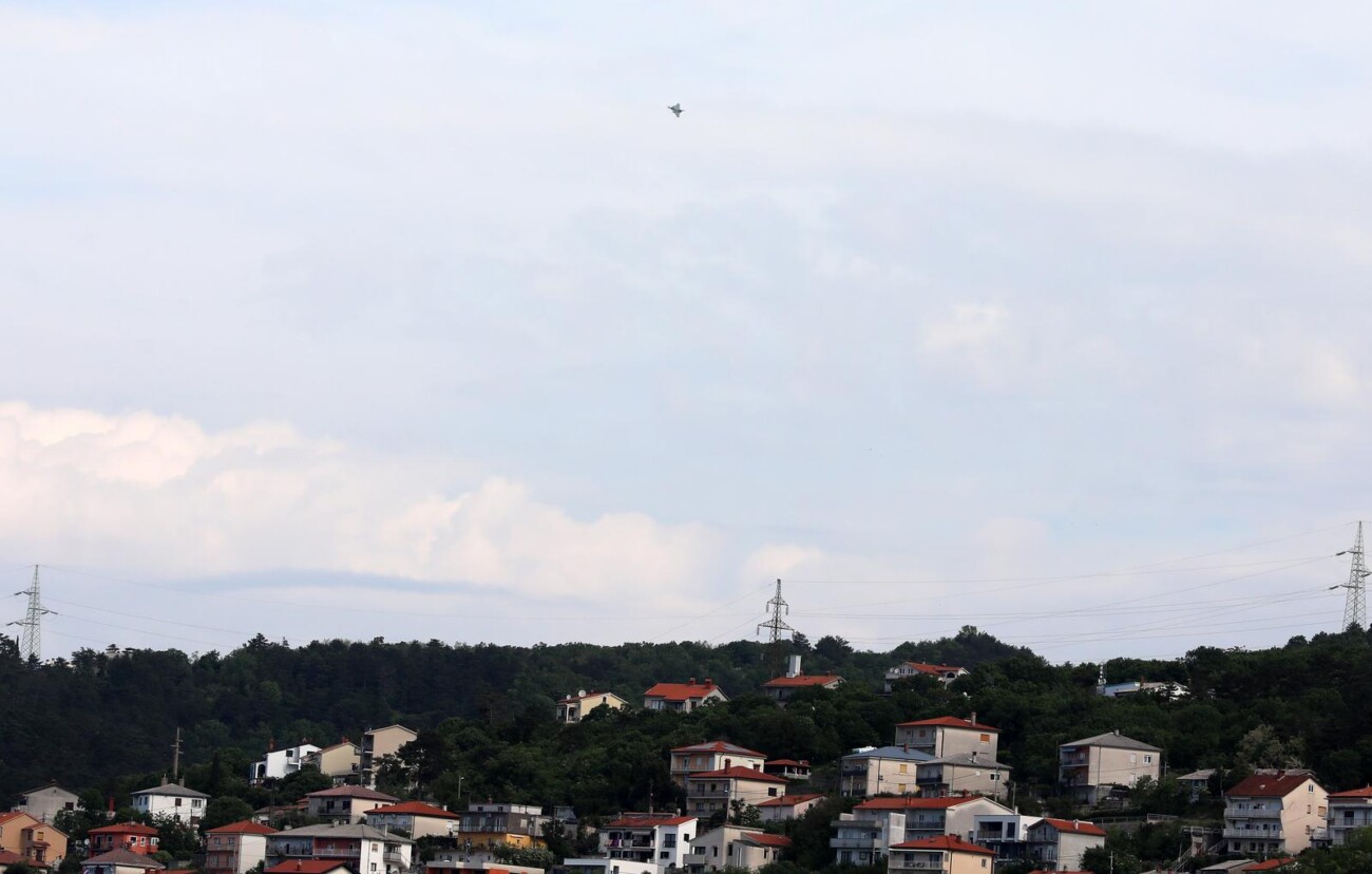 Bakar: Prelet vojnog aviona Rafale Bakar: Prelet vojnog aviona Rafale