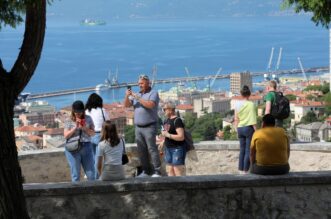 Rijeka: Mnogobrojni turisti posjećuju Trsatsku gradinu Rijeka: Mnogobrojni turisti posjećuju Trsatsku gradinu