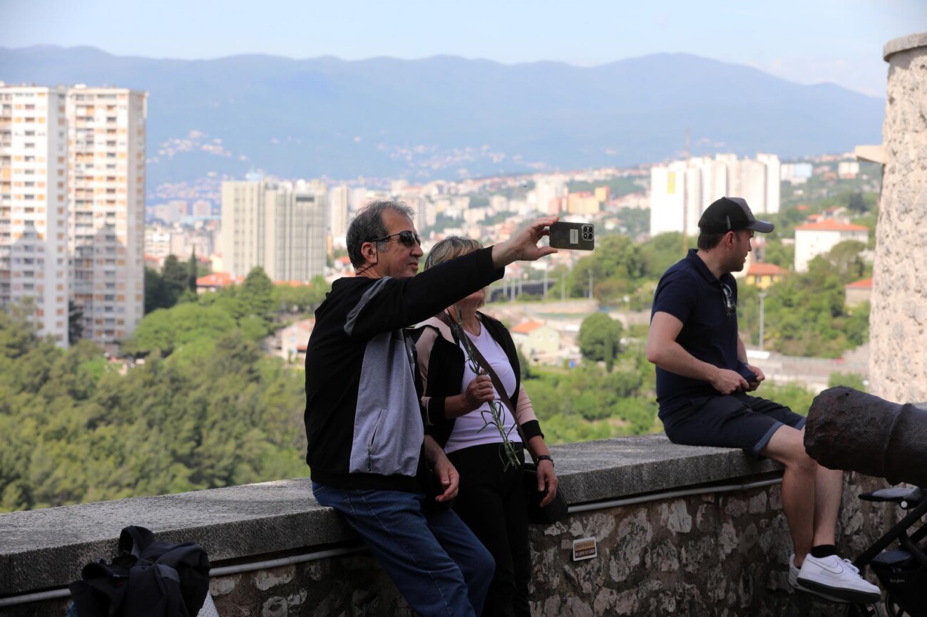 Rijeka: Mnogobrojni turisti posjećuju Trsatsku gradinu Rijeka: Mnogobrojni turisti posjećuju Trsatsku gradinu